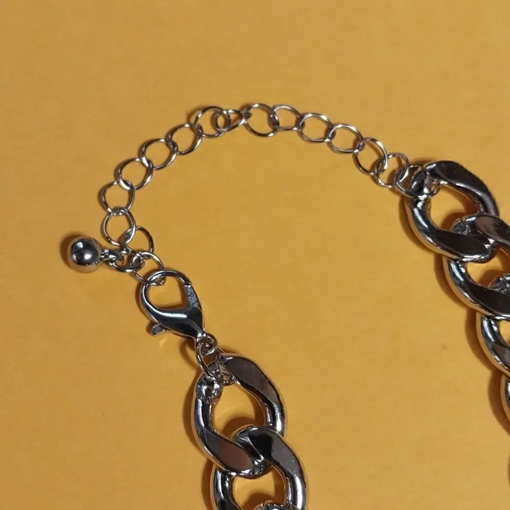 Unlisted this necklace